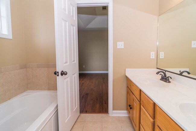 Building Photo - 3 Bedroom, 2 Bath Home in Valley View with Privacy Fenced in Backyard! June move in!!