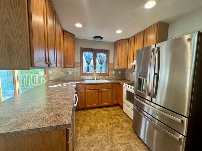 Building Photo - **DEPOSIT SPECIAL** 3 bedroom, 2 bath townhouse in COLLEGE VIEW