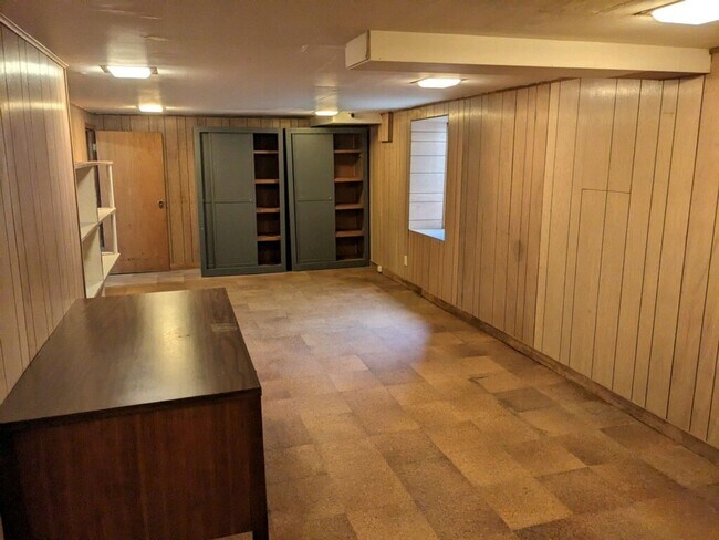 Building Photo - Spacious 4+ Bedroom House in Jordan Park with 2-Car Parking