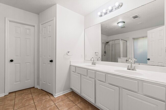 Building Photo - 255 Genesee Ridge Ct