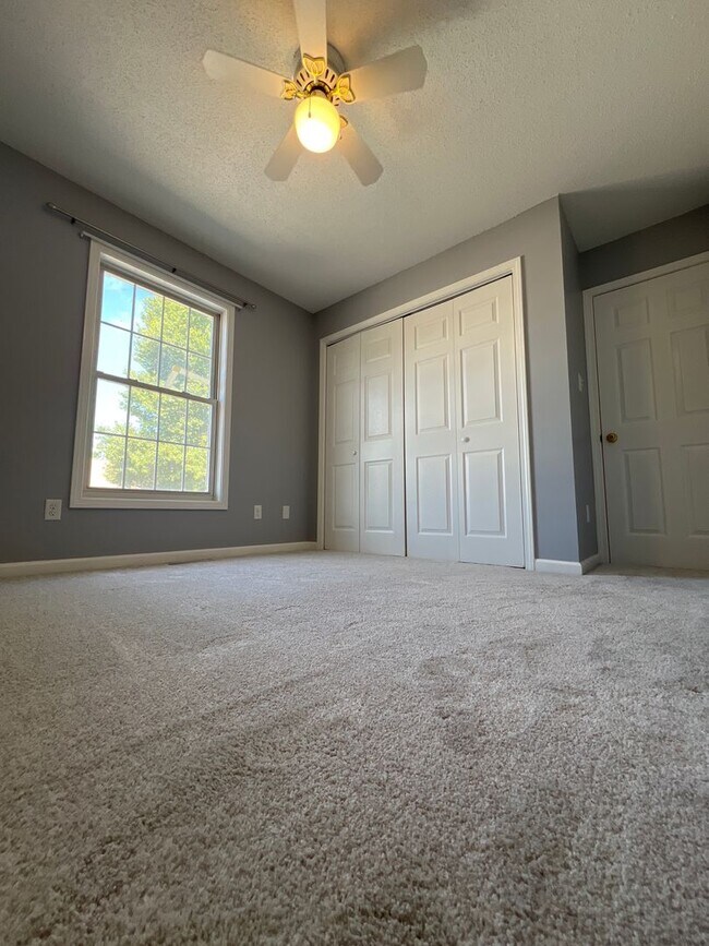 Building Photo - 2 Bedroom Condo! Available AUGUST 2026!  M...