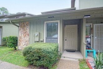 Building Photo - Spacious End-Unit Townhome with Lake Views...
