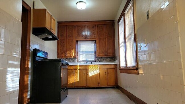 Building Photo - 3 Bedroom Single Family