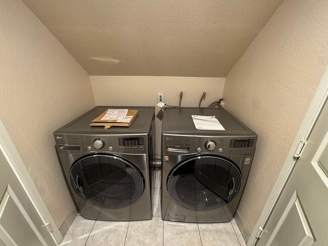 Building Photo - 4 Bedroom house with pool and amazing views