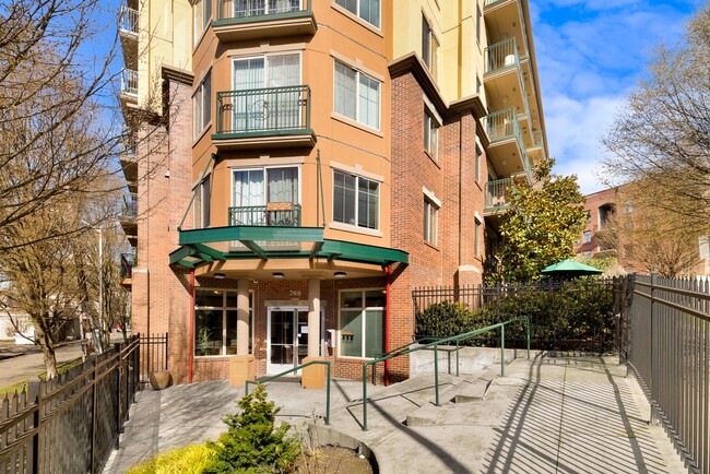 Building Photo - 700 E Denny Way