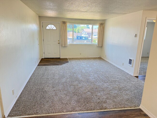 Building Photo - Updated single level 2 bed/1 bath duplex in Springfield!