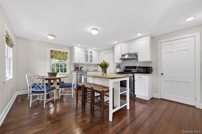 Building Photo - 490 Duck Pond Rd