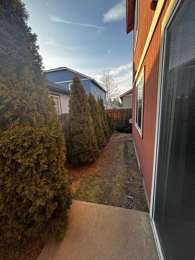 Building Photo - SW Bend House Near the Old Mill District, 4 Bdrms, 2.5 baths, A/C, Office/den, Dbl. Garage