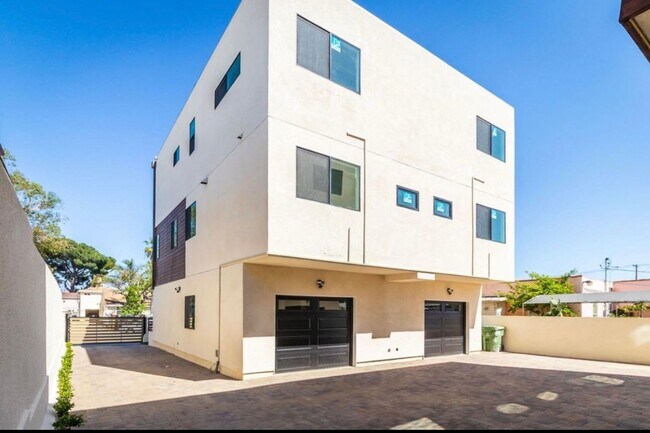 Building Photo - 4BR 3Ba Modern Townhome in Prime NOHO