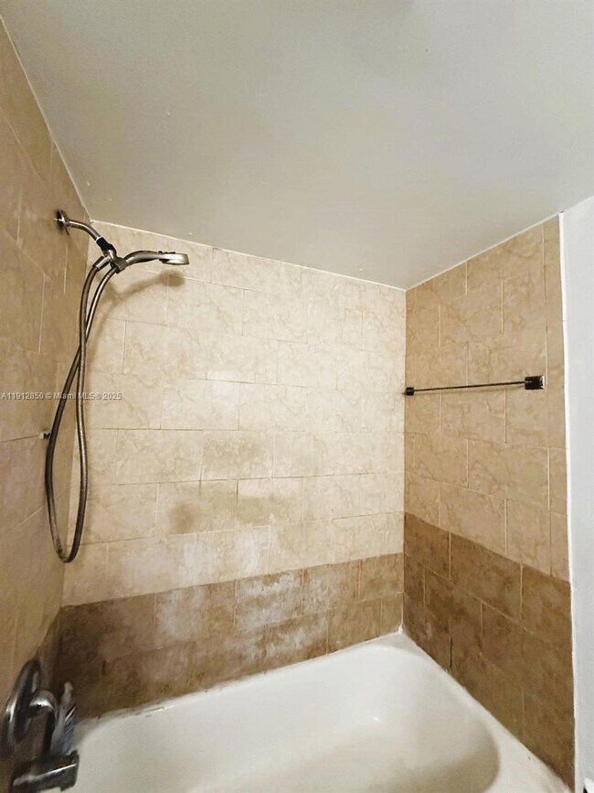 Building Photo - 1401 NE 191st St