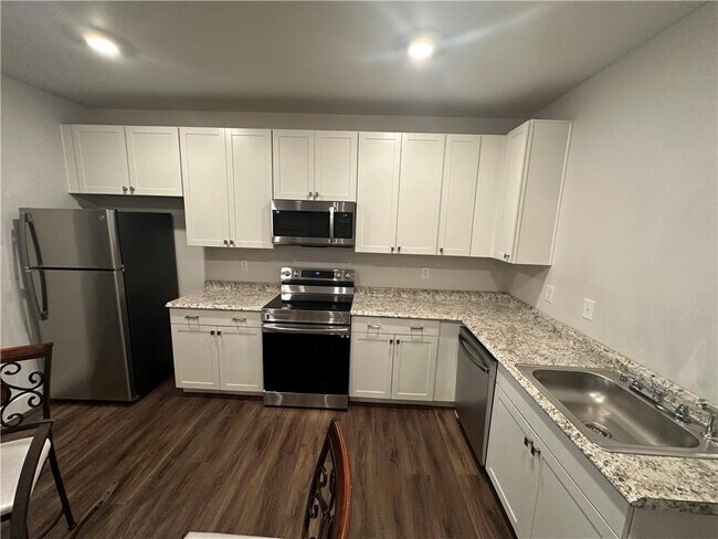 Building Photo - 370 Crestbrook Ln