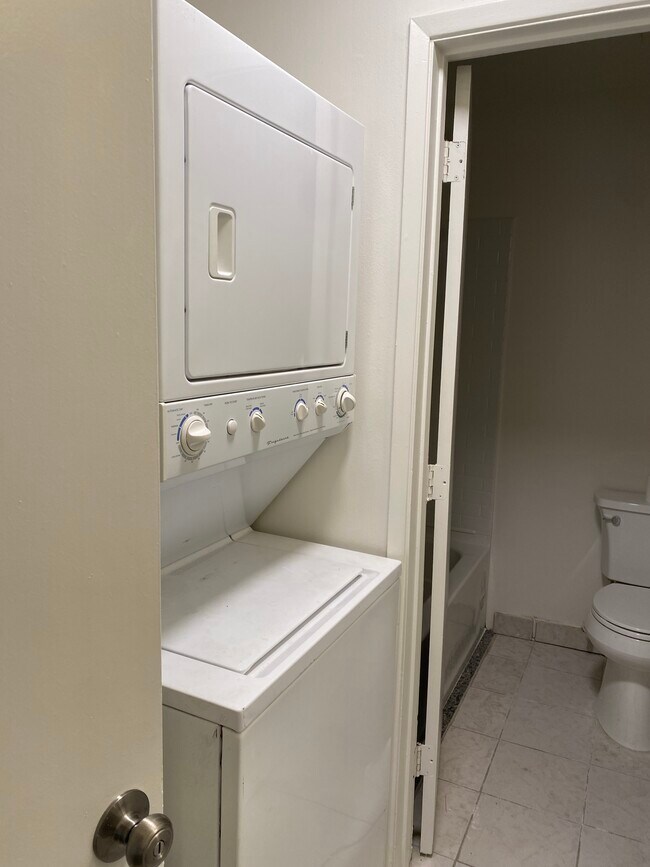 STACKABLE WASHER AND DRYER - 1132 Parkview Street