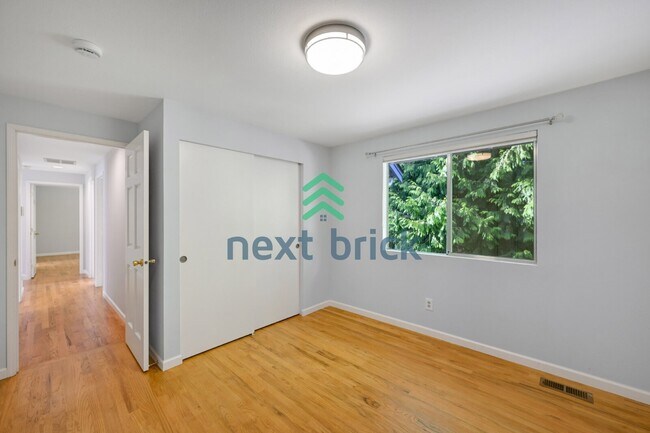 Building Photo - "Spacious 4-Bedroom Retreat with 2.5 Baths in Charming Sammamish Setting"