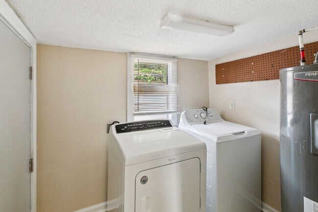 Building Photo - 2400 Dumaine St
