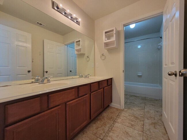 Building Photo - Charming & Spacious 4/BR 3/BR Home – Pet F...