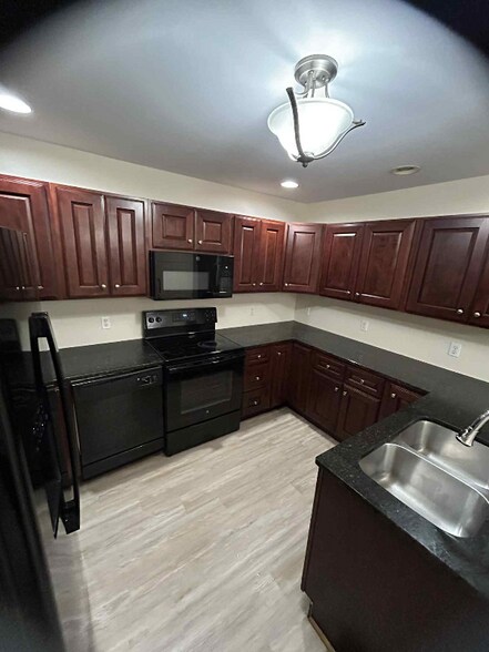 Building Photo - 324 Long St