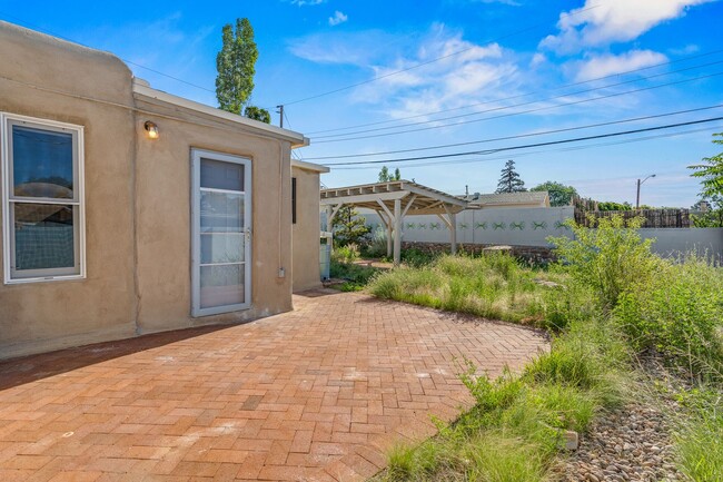 Building Photo - Charming Home on Valerie Circle