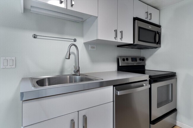 Building Photo - Prime 2 Bed 1 Bath in 78704 Near Downtown Austin