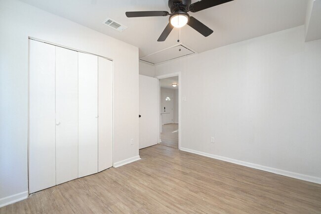 Building Photo - UPDATED WILLOW PARK 3-BEDROOM