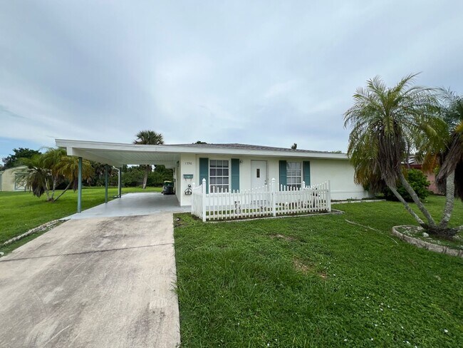 Building Photo - ** Annual ** 2 Bed / 2 Bath ** Single Family Home ** Conveniently Located ** $1,395
