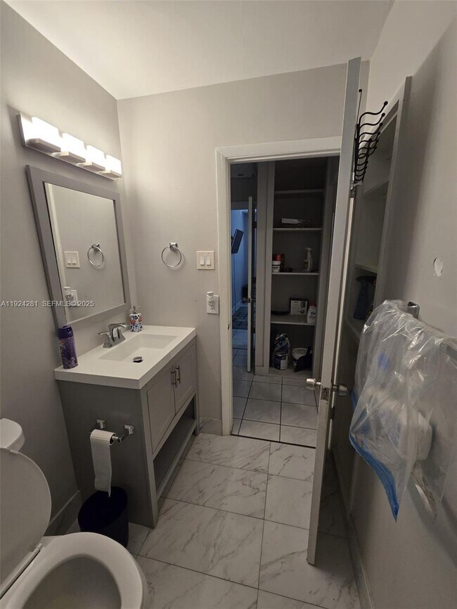 Building Photo - 1117 NE 17th Way