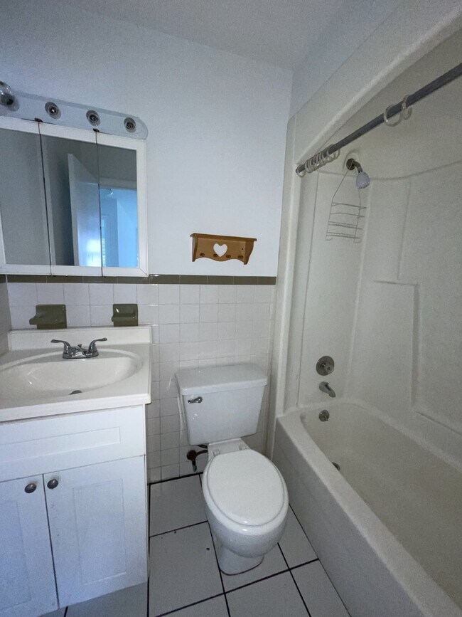 Building Photo - 2-bedroom, 2-bathroom Duplex available.