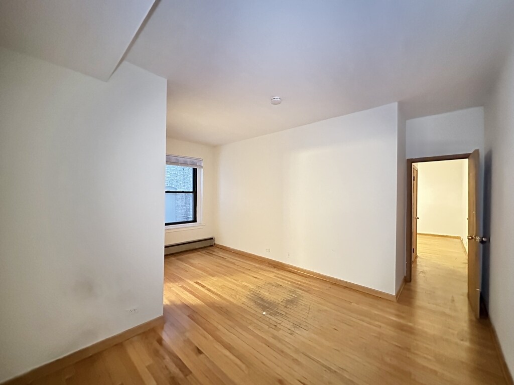 Building Photo - 634 W Barry Ave