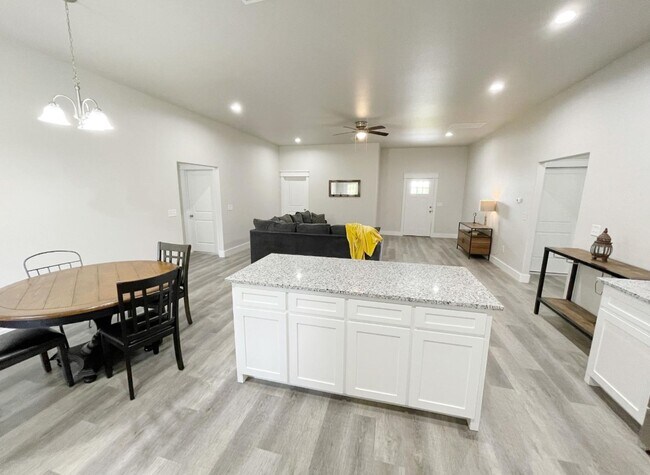 Building Photo - Cozy 4bd 2ba near Choctaw Casino