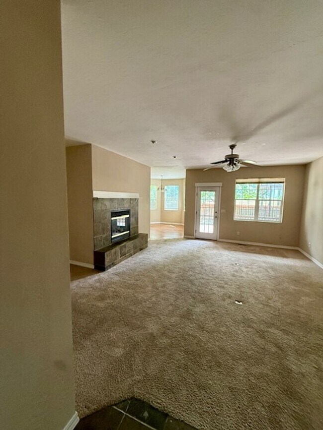 Building Photo - Beautiful 3 Bedroom 2 Bathroom House  **2 Weeks Free Rent**