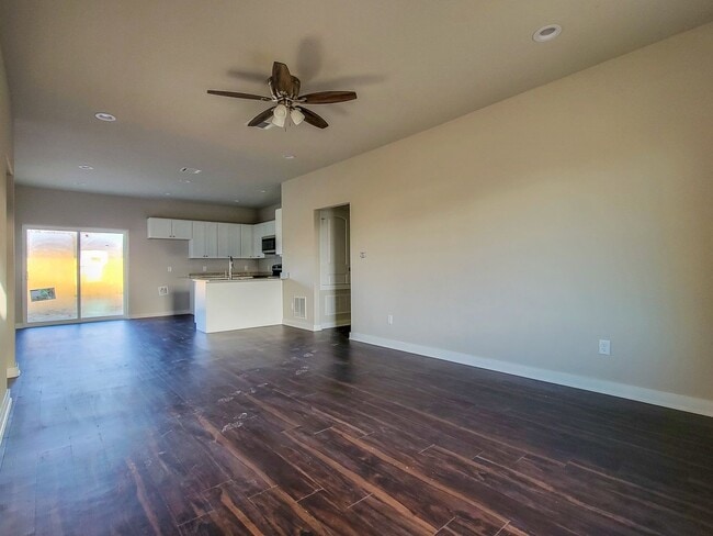Building Photo - Beautiful 3 BR, 2 BA in Corsicana
