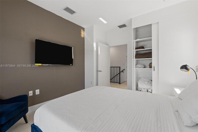 Building Photo - 206 NW 11th Ct