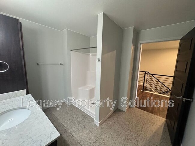 Building Photo - 208 E Greenfield Ln