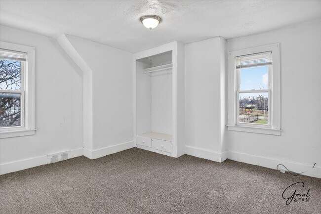 Building Photo - $1300 3 bedrooms