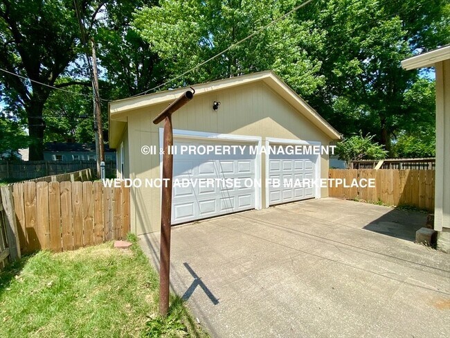 Building Photo - 512 W 86th St