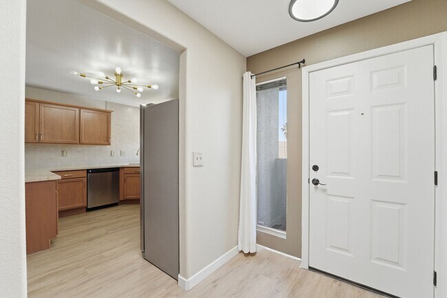 Building Photo - Fully Updated 2 Bed Mesa Condo | Quartz Counters + Pool & Spa