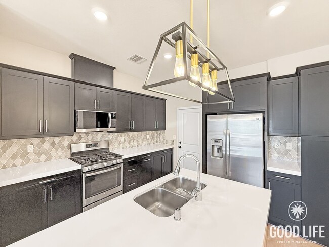 Building Photo - Bright 3BD/2.5BA Townhouse in Vista with Community Pool, In-Unit Laundry & 2-Car Garage