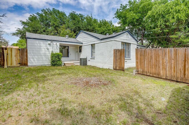 Building Photo - 3557 Suffolk Dr