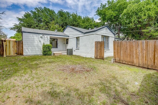 Building Photo - Fresh on the Market-  2 Bed, 1 Bath home in Westcliff, Minutes from TCU- 76109
