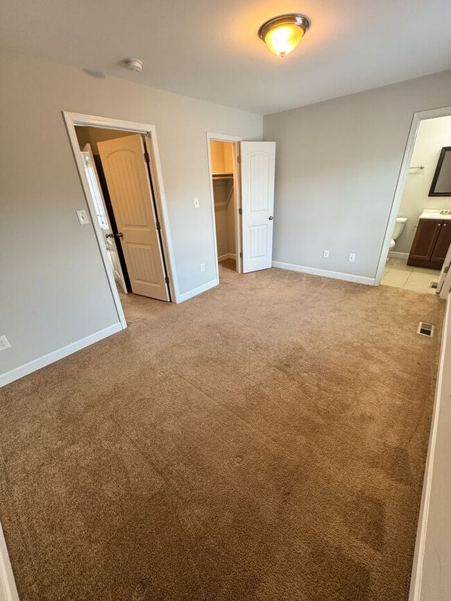 Building Photo - Modern 2-Bed, 2.5-Bath Townhome in Lenoir City