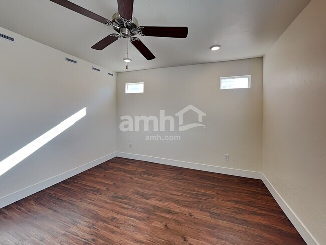 Building Photo - 706 S Retort Ave