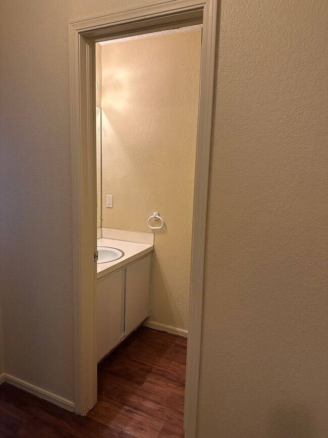 Building Photo - This duplex offers 3 spacious bedrooms, 2....
