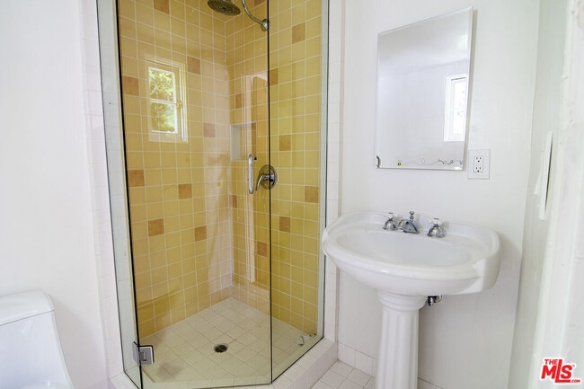 Building Photo - 731 San Vicente Blvd