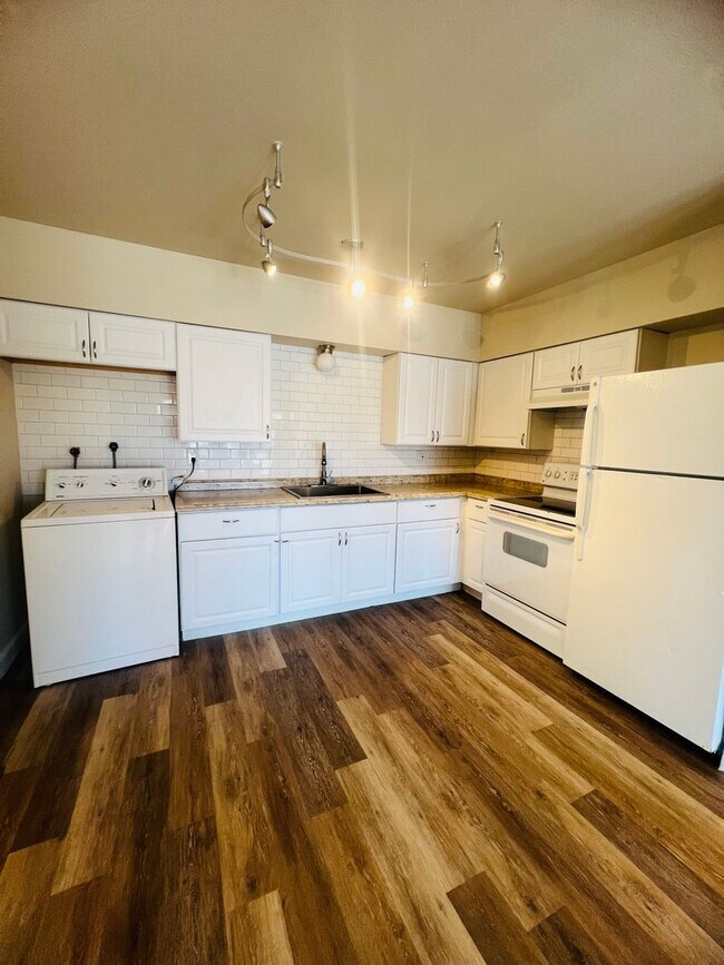Building Photo - Freshly Painted 3 bed 1 bath with fenced f...