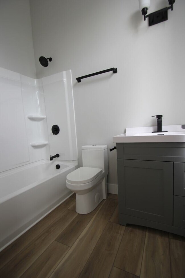 Building Photo - Beautifully remodeled 2 Bed + office apart...