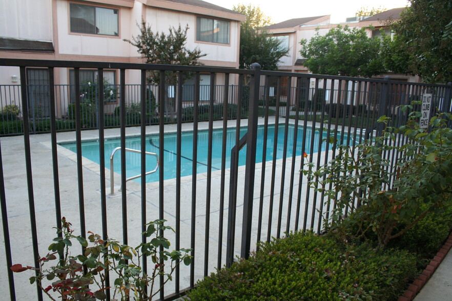 Sparking Pool - 9831 Sepulveda Blvd