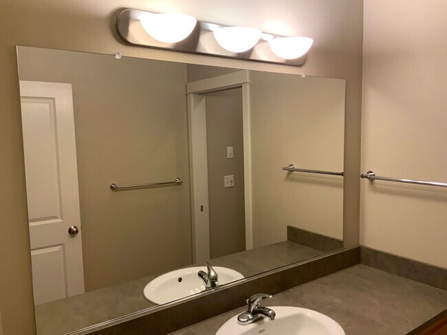 Building Photo - 3 Bedroom, 2.5 Bathroom Close to UO Campus