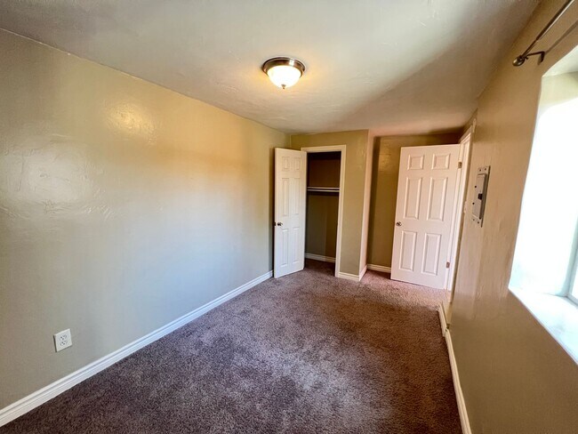 Building Photo - Updated 1 bedroom 1 bath downstairs apartm...