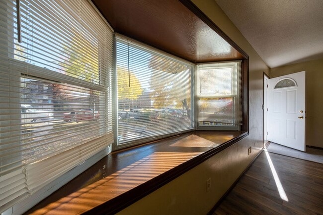 Building Photo - Recently-renovated home perfect for family