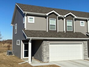 Building Photo - Fabulously Beautiful Townhome in NW Ankeny