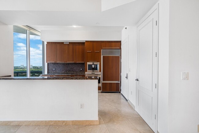 Building Photo - 16001 Collins Ave